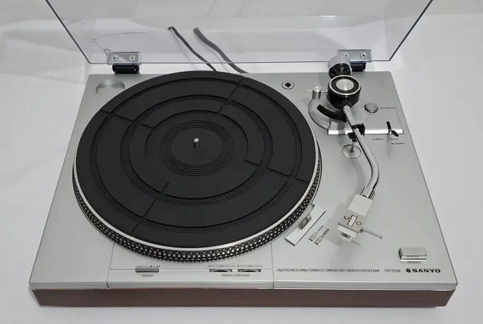 Toca disco Sanyo TP-1012 Direct Drive 127v Vintage (Kenwood, Sansui, Pioneer, Technics)