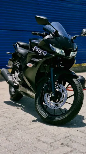 Moto esportiva R15 pra gastar pouco e tirar onda.