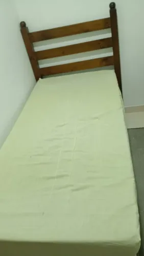 Cama de madeira + colchão