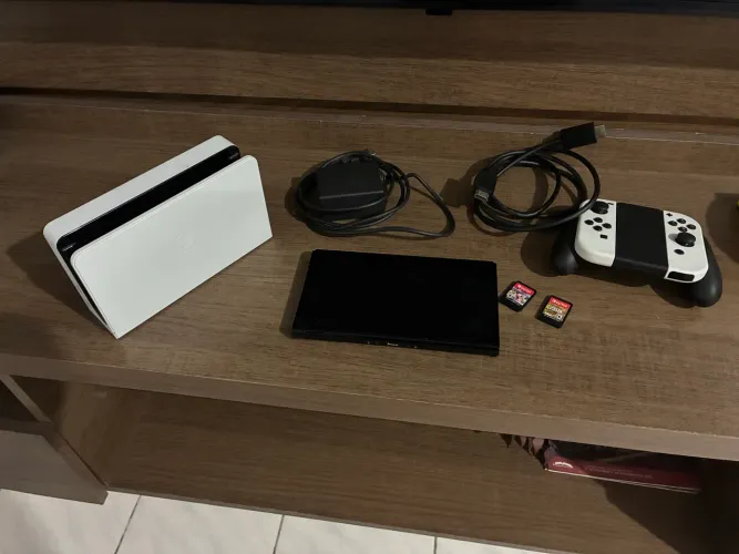 Nintendo switch OLED + Mario Kart + Zelda breath of the wild