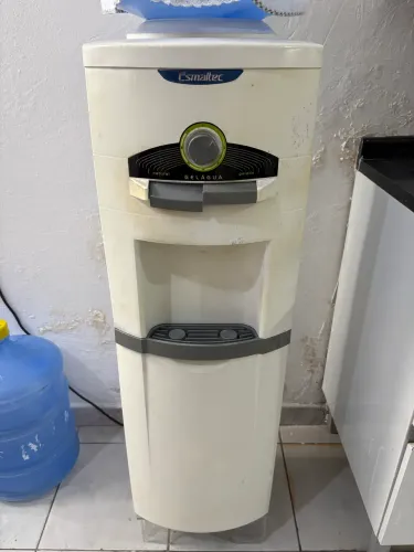 Vendo Bebedouro Esmaltec de Água gelada