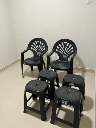 Cadeiras + banquinhos empilháveis