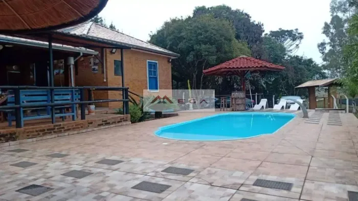 Sítio de Luxo em Condomínio à Venda em Caconde-SP, Bairro Zona Rural: 4 Quartos, 2 Salas,