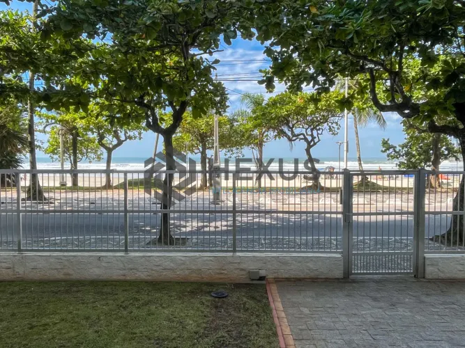 Apartamento térreo frente mar com vista mar e lazer nas Pitangueiras, Guarujá