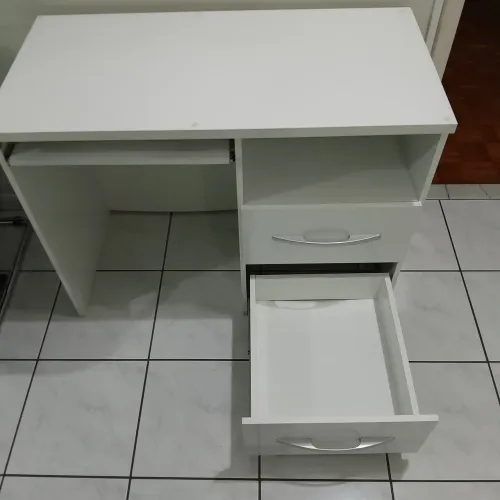 Escrivaninha em MDF, branca, com 2 gavetões e suporte móvel para teclado.