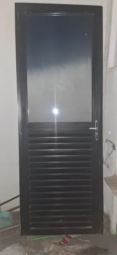 Porta de aluminio em bom estado com chave e batente