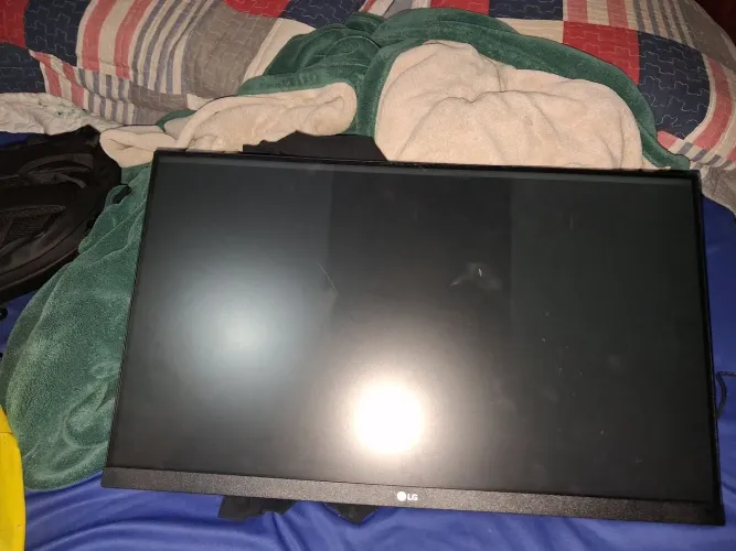 Monitor  lg 24pm60g-b com defeito no display