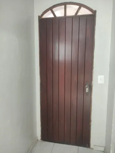 Porta maciça de Ipê com maçaneta medindo 0, 80 x 2,10