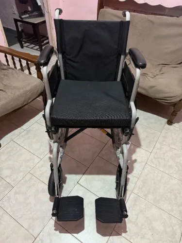 Cadeira de rodas que desmonta e dobra