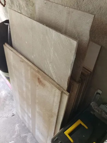 vendo peças de porcelanato , de varios tamanhos tenho 60 unidades . Não entrego