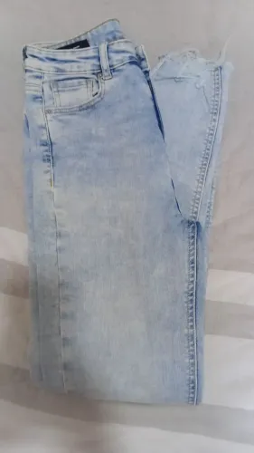 Calça Jeans Zara Light Wash - Estilo Destroyed / Desfiada