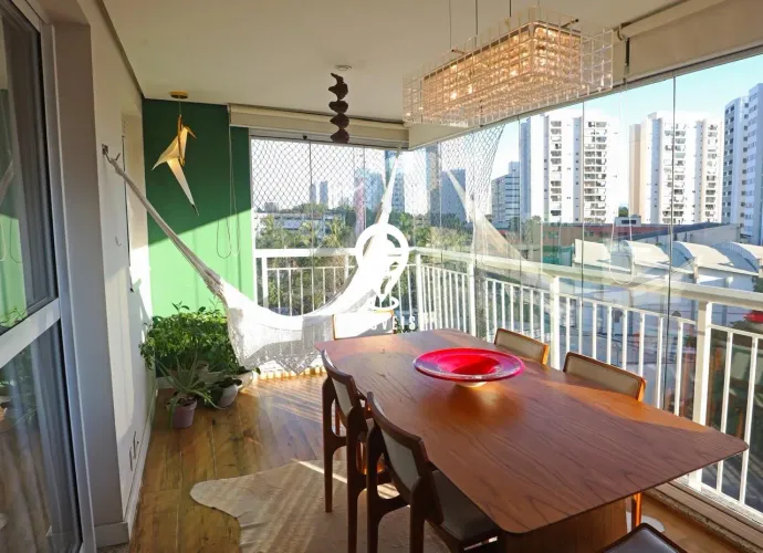 Apartamento à Venda com 3 Quartos, 2 Banheiros e 2 Vagas em Santo Amaro - São Paulo/SP