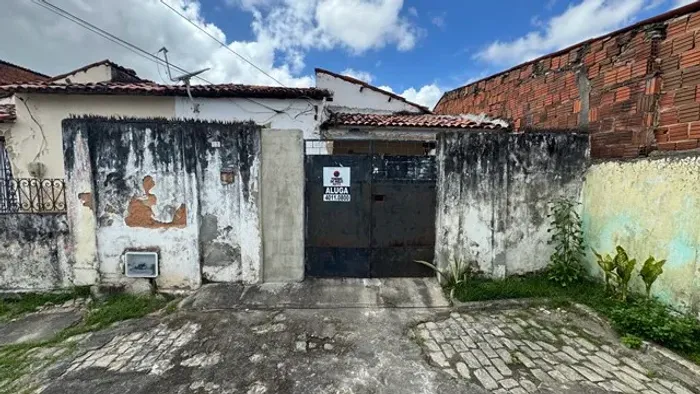 Casa para Aluguel no bairro Farias Brito.