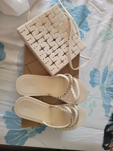 Chinelo feminino rasteira + bolsa metalizada golden