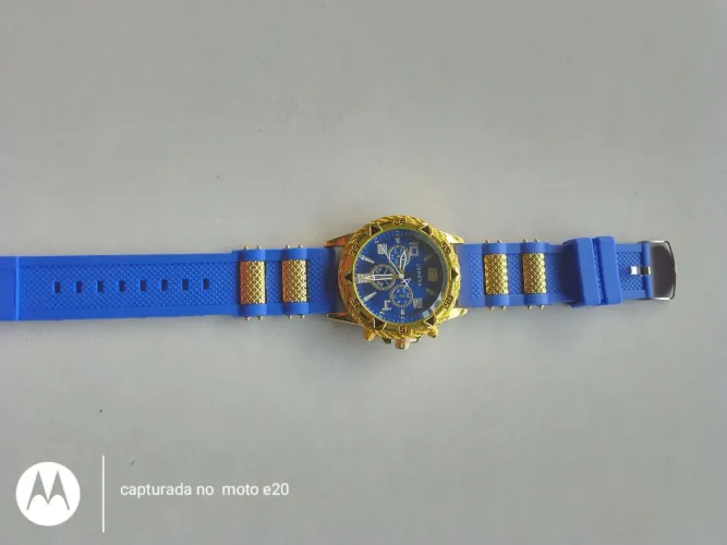 Kit na compra do relógio leva um par de meias social masculino de brinde