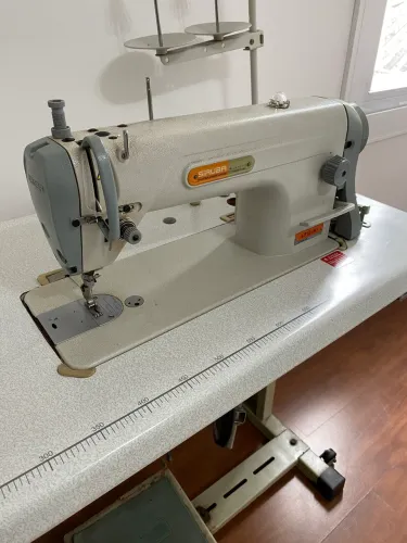 Máquina de Costura Reta Industrial Siruba