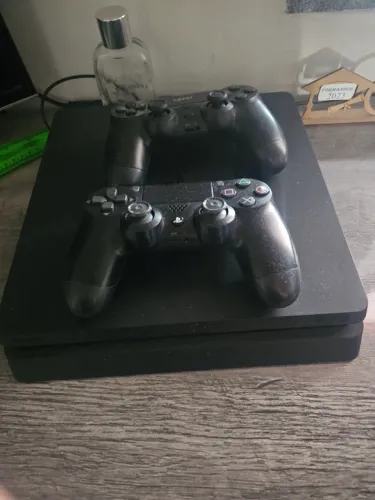 Vendo ps4 1 tera interessados chamar *