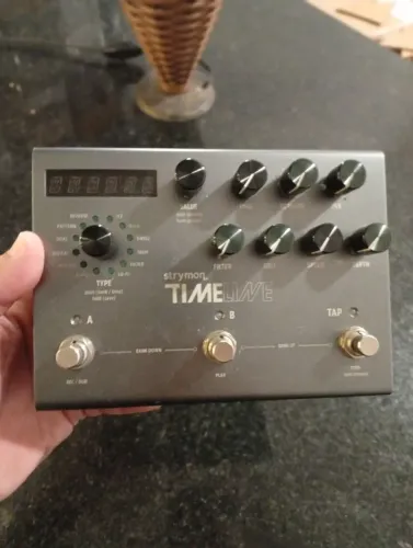 Pedal Strymon Timeline com caixa e fonte original.
