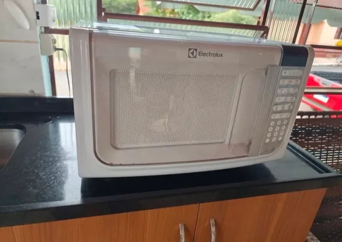 MICROONDAS SEMI NOVO SEM FERRUGEM ELECTROLUX BRANCO