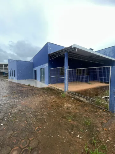 Imóvel comercial com um barracão anexo de 222m2