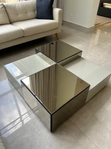 Mesa de centro de vidro quadriculada 1,00x1,00 na cor OFF WHITE E BRONZE 