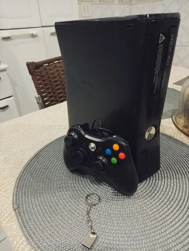 Xbox 360 slim com desbloqueio RGH, um controle e fonte original