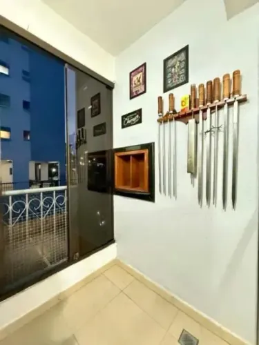 Apartamento com 3 dormitórios, sacada e churrasqueira.