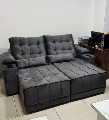 Sofá retrátil e reclinável com porta copo