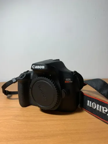 Camera Canon EOS T200 + Lente Canon EFS 18-55mm 0.25/0.8ft