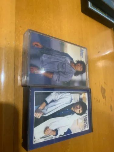 Duas fita cassete do álbum "Roberto Carlos" de 1993