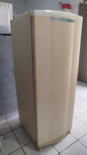 Geladeira em bom estado e gelando perfeitamente...