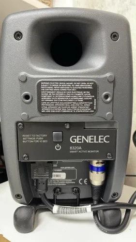 Monitor de referência Genelec 8320A