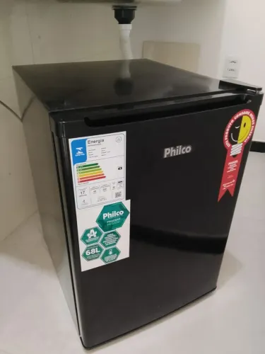 Vende se frigobar . Fhilco. 68lt novo sem nem um arranha . 3 meses de uso . 700. Reais