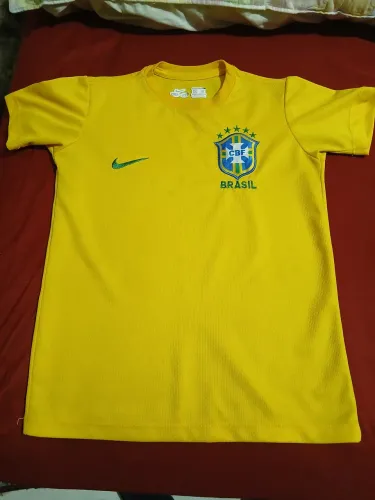 Camisa seleção brasileira tma 10 em ótimo estado obs cor original das 1 fotos 