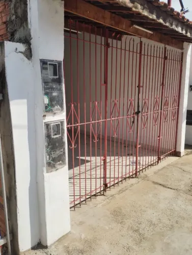 Alugo casa com salão comercial.