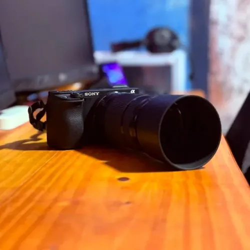 CÂMERA SONY A6400 COM LENTES SONY 16-50 E 55-210MM