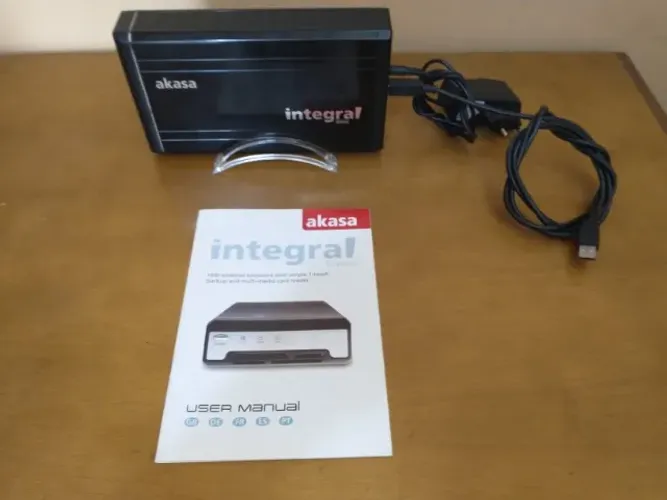 Case HD 3.5 Akasa Integral c/ Estação de Backup e Armazenamento Hub USB e Leitor de Cartão