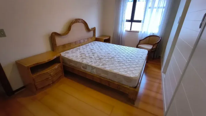 Conjunto cama queen + colchão + par de criados + cadeira