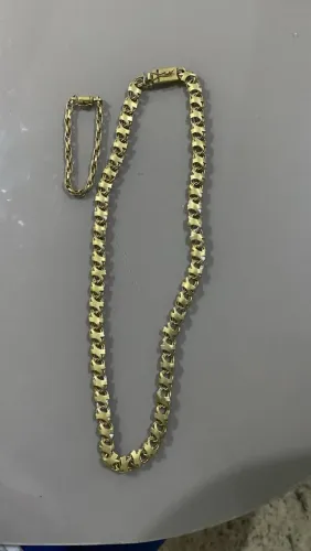 Vendo corrente corrente e pulseira moeda antiga pra buscar aq em casa garantia eterna 