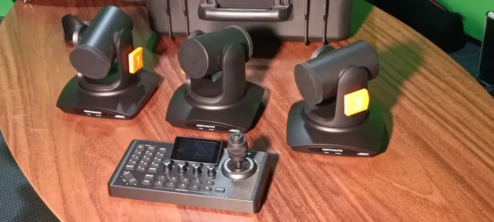 Kit 3 Câmeras PTZ 4k e uma Controladora monitor 5