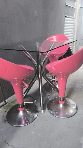 Mesa com três banquetas