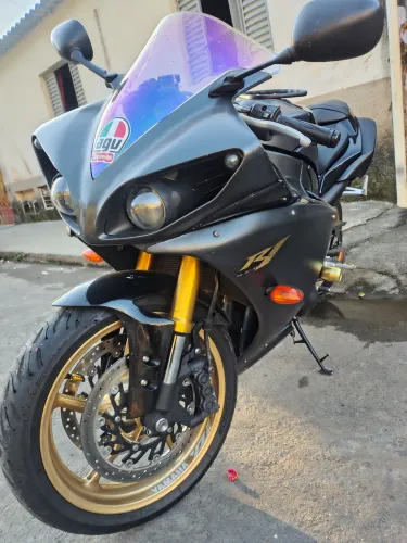 Vendo R1 muito conservada baixa quilometragem sem nada pra fazer revisão a um mês atrás.