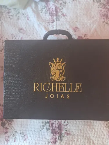 Vende-se uma mala de semijoias em ótimo estado. 