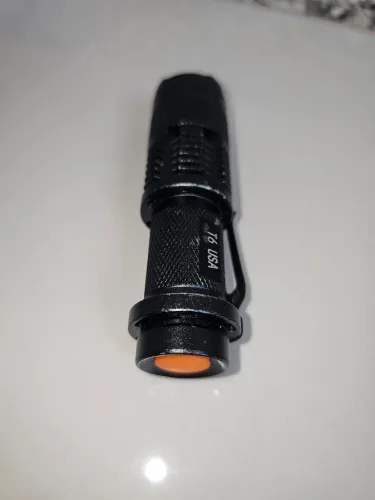 Lanterna Led 220w, excelente iluminação com uma pilha média