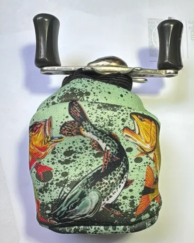 Capa para Carretilha Perfil Baixo estampa ?PEIXES? TAM. P Cor VERDE