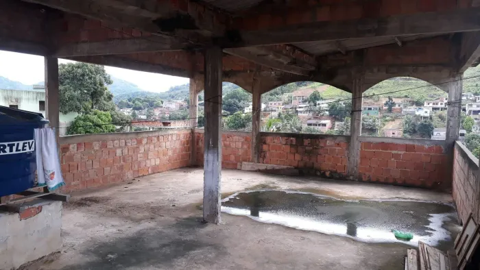 Precisamos ajudantes e pedreiros