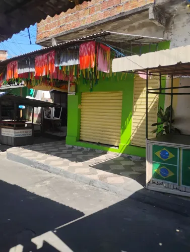Vende-se um box e uma casa (2 pisos)