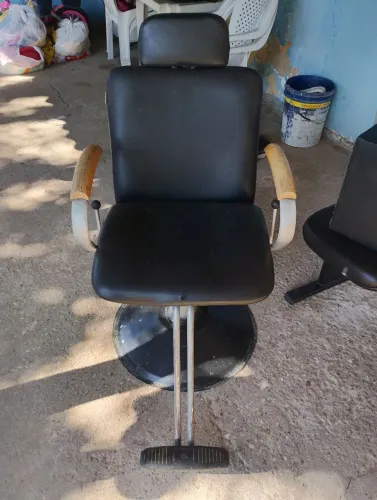 Vendo tudo ou por unidade cadeira de barbeiro,bebedor,longarina 3 lugares