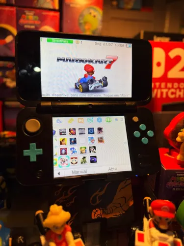 NEW NINTENDO 2DS/3DS XL Desbl. 64GB Preto/Azul + Carregador | 10x Sem Juros)