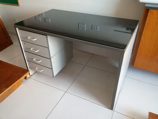 Mesa para escritório com vidro 6mm